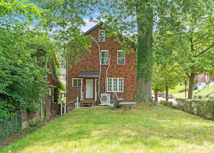 Where Classic Charm Meets Modern Serenity Holiday home Pittsburgh