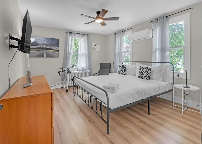 Where Classic Charm Meets Modern Serenity Holiday home Pittsburgh